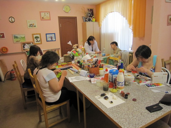 Инструктор по труду Крайнова А.Р. Проводит занятия в творческой мастерской, обучает техникам прикладного творчества