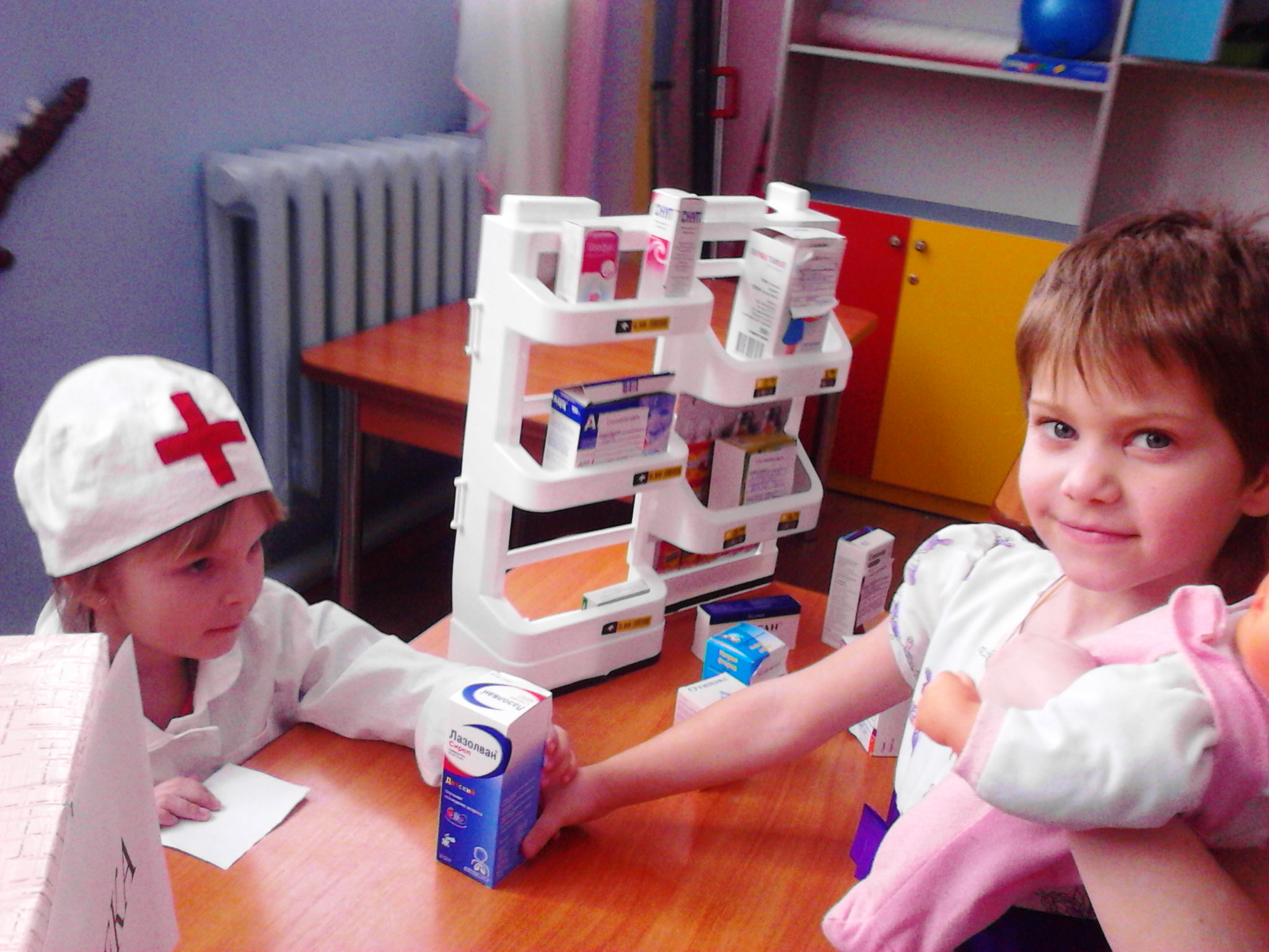 Сюжетная игра аптека. Аптека для детского сада для сюжетно ролевых игр. Сюжетно Ролевая игра аптека и больница. Атрибуты к сюжетно-ролевым играм аптека в детском саду. Сюжетные игры для детей.